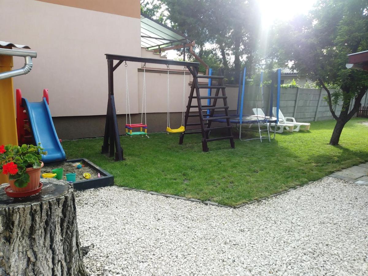 Szivarvany Apartman Gyula Exterior photo